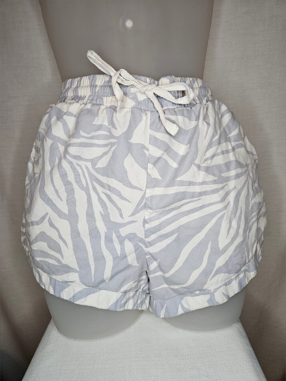 Billabong Zebra Print Pull On Beach Shorts Grey White Size Large EUC